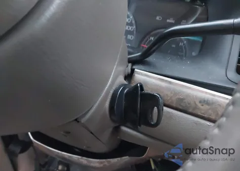 2000 Ford Crown Victoria Lx from USA, damaged, VIN 2FAFP74W9YX100422